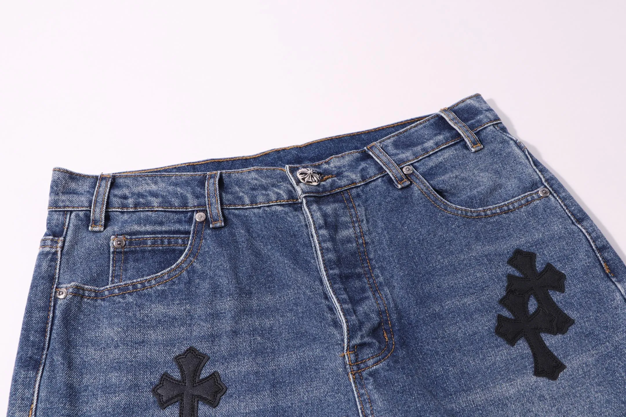 P220 Style No.: H24 Croxin & 𝐂𝐡𝐫𝐨𝐦𝐞 𝐇𝐞𝐚𝐫𝐭 ss25 blue trousers, black leather, bootcut button jeans, styles with different wash textures, very friendly to people with thin legs, and the bootcut perfectly modifies the leg shape The timeless and moderate length makes it easy to match and match. It is the basis for various styles and is a must-have in your wardrobe! The fabric is stiff but also makes the upper body soft without losing texture. The washing process is even more perfect. It is a must-have item for everyone! ! ! Washed wheat, hang tag, pants label, three labels complete Color: blue Size: 28-30-32-34-36